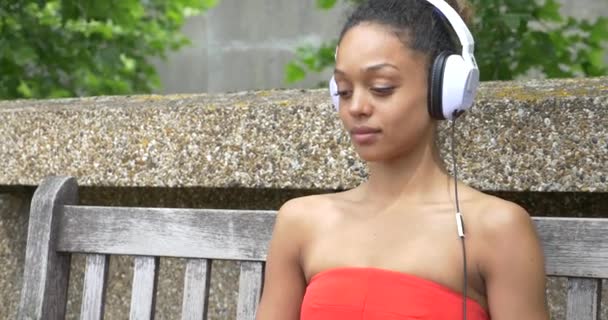 Jovem Atraente Mulher Americana Africana Divertindo Rua Londres — Vídeo de Stock