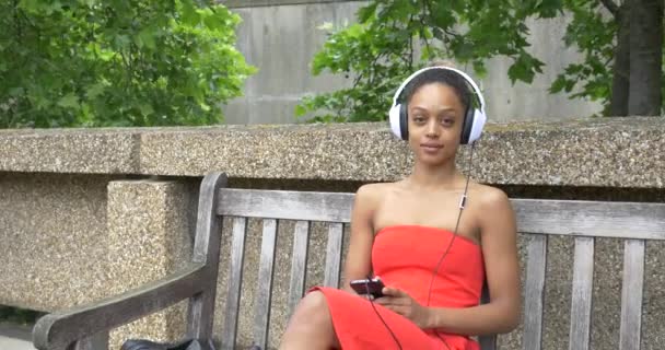 ロンドンの通りで楽しんでいる若い魅力的なアフリカ系アメリカ人女性 — ストック動画
