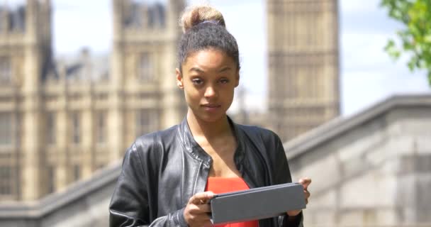 Jovem Atraente Mulher Americana Africana Divertindo Rua Londres — Vídeo de Stock