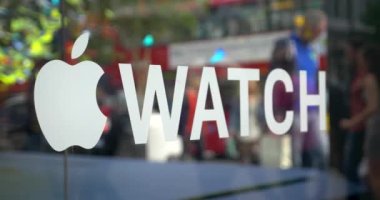 Londra - 12 Nisan 2013: Apple logosu Apple Store 'un vitrininde sergilendi. 2014 itibariyle Apple, 15 ülkede 437 perakende satış mağazası işleten 72 bin 800 daimi çalışanı çalıştırmaktadır..