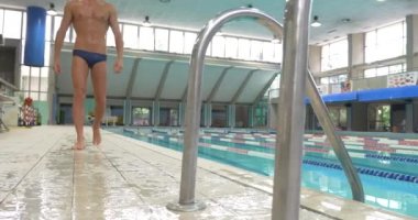 sportif yakışıklı adam kadın yüzme şort havuza gidiyor