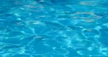 güneş ışığında havuz suyu hareketli görünümü