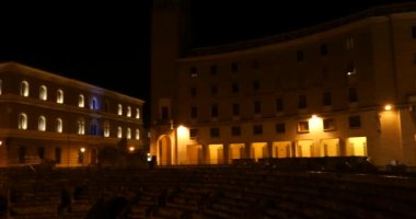 Şehrin gece görüntüleri.