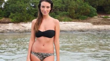 Sahilde güzel genç şehvetli kadın portre. Filtrelenmiş görüntü.