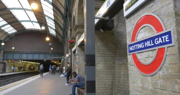 Commuters Underground Station Londres Reino Unido — Vídeo de Stock