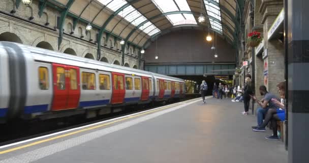 Commuters Underground Station London United Kingdom — Stock Video