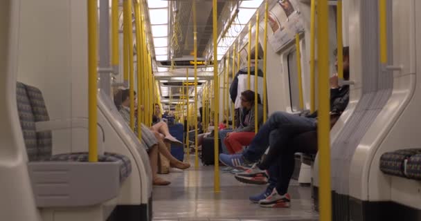 Dojíždějící Osoby Podzemním Vlaku Londýn Velká Británie — Stock video
