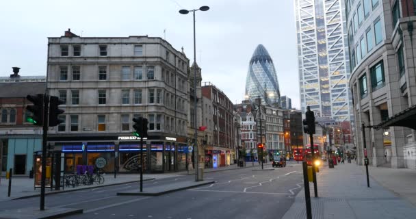 Θέα στο δρόμο της πόλης του Λονδίνου στο σούρουπο — Αρχείο Βίντεο