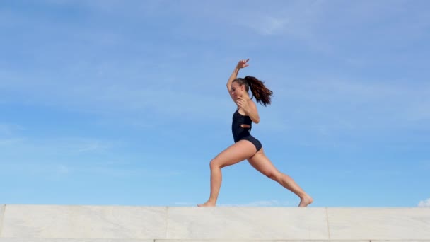 Joven Hermosa Bailarina Bailando Aire Libre Ambiente Moderno — Vídeo de stock