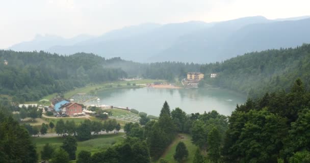 Vista Panorâmica Paisagem Montanhosa Verde Com Lago Casas Campo — Vídeo de Stock