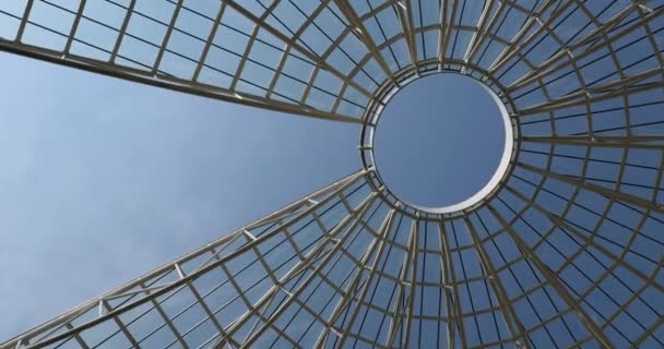 Kovová Konstrukce Nízkým Úhlem Pohledu Modrou Oblohu — Stock video