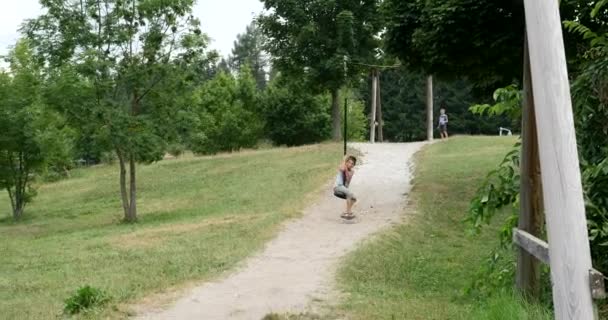 Açık Havada Halatla Çizilmiş Mutlu Bir Çocuk Lavarone Daki Palu — Stok video