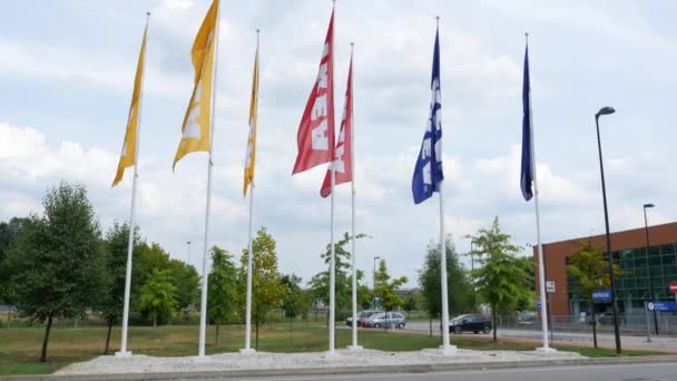 Padova Itália Julho 2015 Bandeiras Multicoloridas Ikea Ikea Maior Varejista — Vídeo de Stock
