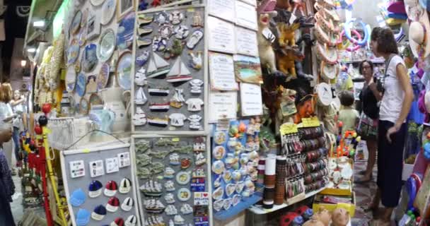 Otranto Italia Agosto 2015 Tienda Souvenirs Toristas Dentro Las Estrechas — Vídeos de Stock