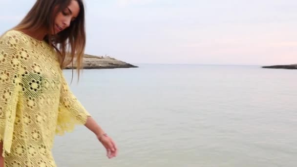 Giovane Donna Sensuale Posa Sulla Costa Rocciosa Mediterranea — Video Stock