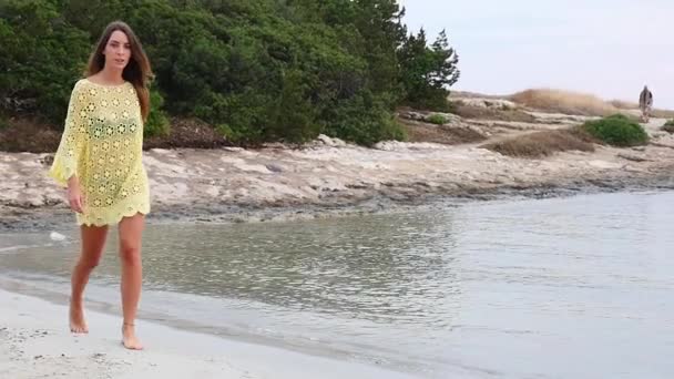 Giovane Donna Sensuale Posa Sulla Costa Rocciosa Mediterranea — Video Stock