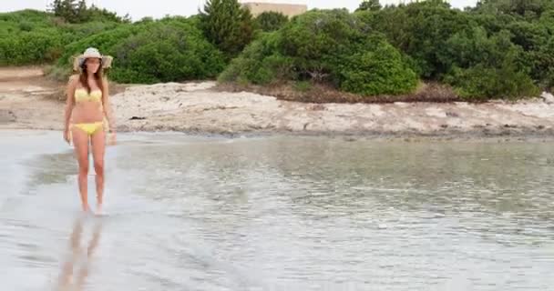 Giovane Donna Sensuale Posa Sulla Costa Rocciosa Mediterranea — Video Stock