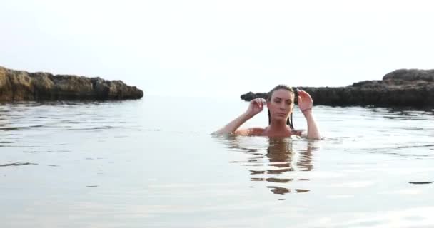 Mujer Sensual Joven Posando Costa Rocosa Mediterránea — Vídeos de Stock