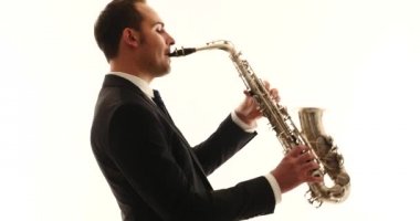 Saksafoncu adam siyah arka plan karşı izole. Tam bod