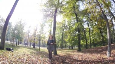 Aut bir parkta genç sarışın kadının gülümseyen yakın portresi