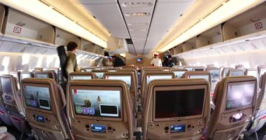 Dubai, Birleşik Arap Emirlikleri - 11 Kasım 2015: Eğlence görüntü Emirates uçak içinde.