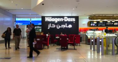 Dubai, Birleşik Arap Emirlikleri - 11 Kasım 2015: Haagen-Dazs dondurma Dükkanı Dubai Havaalanı içinde. Haagen-Dazs dünya çapında bayilikler ile 1961 yılında kurulan bir dondurma markasıdır.