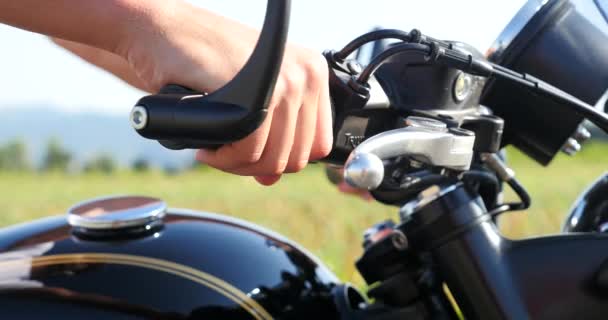 Мужские Руки Начинают Мотоцикл Солнечный День Крупным Планом — стоковое видео
