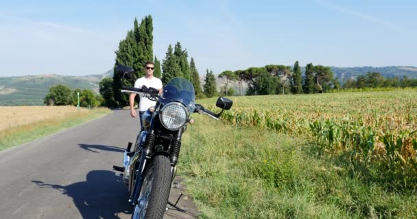 Snygg Sportig Man Klädd Vit Shirt Sitter Motorcykel Bland Äng — Stockvideo