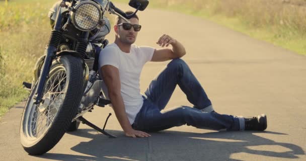 Hombre Deportivo Guapo Con Camiseta Blanca Posando Cerca Motocicleta Entre — Vídeos de Stock