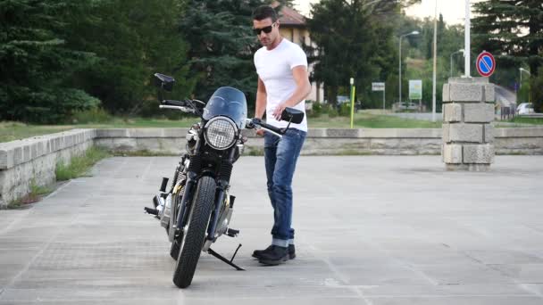 Przystojny Sportowy Człowiek Ubrany Biały Shirt Jazda Motocyklem Dziedzińcu — Wideo stockowe