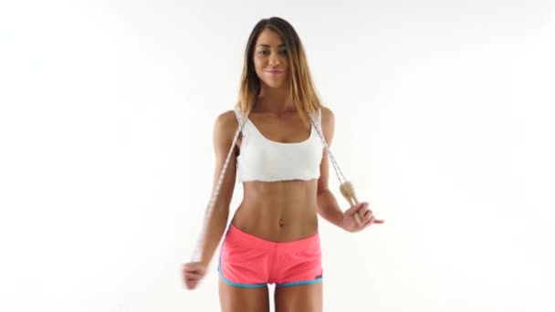 Hermosa mujer fitness con cuerda de salto, retrato de estudio. Filtro — Vídeos de Stock