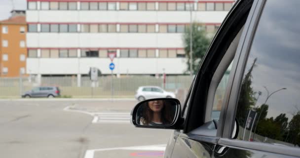 Vrouw Zitten Haar Auto — Stockvideo