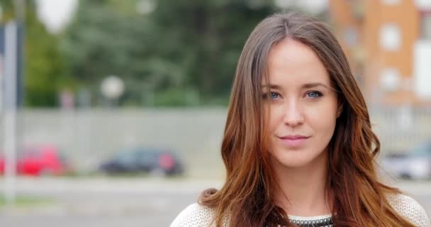 Young Woman Posing Street — Stock Video