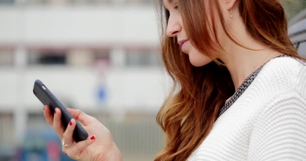 在智能手机上说话的年轻女人 — 图库视频影像
