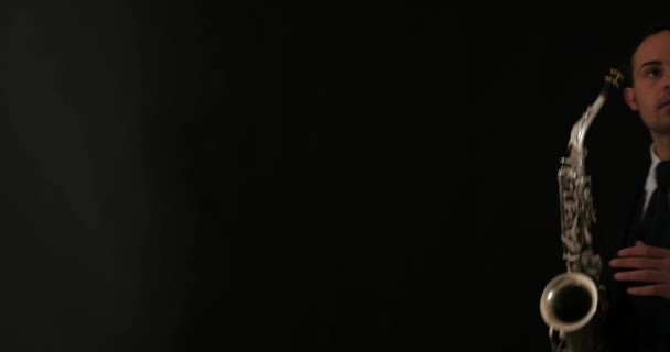 Sassofono uomo giocatore isolato su sfondo nero. Corposo — Video Stock