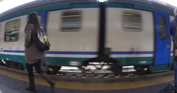 Bologna Itálie 2015 Vlak Přijíždí Hlavní Nádraží Lidé Čekají Nástupišti — Stock video