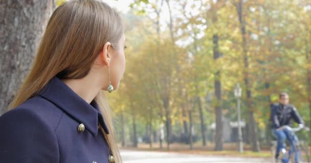 Улыбающийся крупным планом портрет молодой блондинки в парке в ауте — стоковое видео