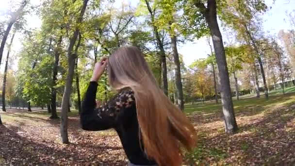 미소 는 aut에서 공원에서 젊은 금발의 여자의 초상화를 닫습니다 — 비디오