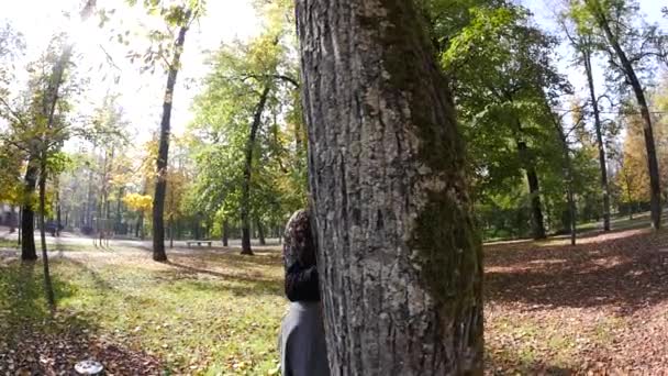 Улыбающийся крупным планом портрет молодой блондинки в парке в ауте — стоковое видео