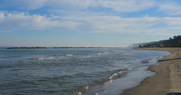 Движущиеся Волны Тени Серфинга Песчаном Пляже Солнечном Свете — стоковое видео