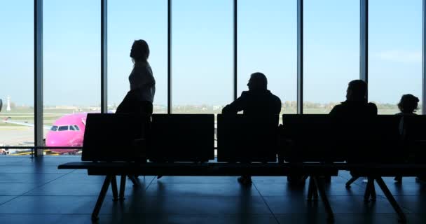 Kimliği Belirsiz Kişiler Havaalanında Bekleyen — Stok video
