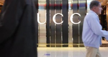 Dubai, Birleşik Arap Emirlikleri - 11 Kasım 2015: Gucci mağaza havaalanında Duty free alanı içinde. Dubai Uluslararası Havaalanı, Dubai hizmet veren uluslararası bir havaalanıdır. Orta Doğu'daki bir büyük havayolu merkezidir.