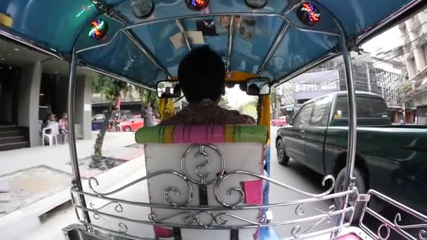 2015年11月13日 传统的笃笃在街上 汽车人力车是最快的方式来绕过拥挤的曼谷街道 — 图库视频影像