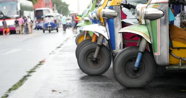 バンコク タイ王国 2015 通りの伝統的なトゥクトゥクのトゥクトゥク 自動人力車はバンコク市街地の混雑を回避する最速の方法 — ストック動画