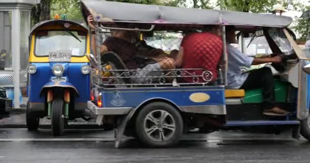バンコク タイ王国 2015 通りの伝統的なトゥクトゥクのトゥクトゥク 自動人力車はバンコク市街地の混雑を回避する最速の方法 — ストック動画