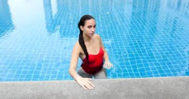 Kendine güvenen güzel kadın portre mayo kırmızı mayo giyiyor