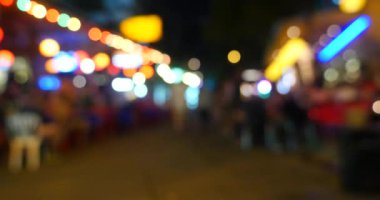 Turistler ve gezginler, Bangkok 'taki ünlü düşük bütçeli oteller ve pansiyonlar olan Khao San Yolu' nda yürüyor..