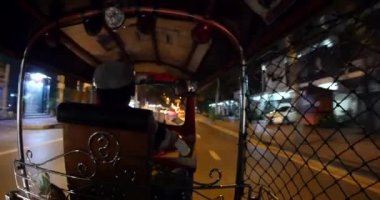 Geceleyin geleneksel Tuk Tuk ile seyahat etmek. Otomobil çekçekleri kalabalık Bangkok sokaklarında dolaşmanın en hızlı yoludur..