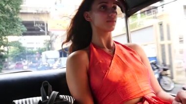 Sokakta Tuk Tuk içinde gülümseyen genç kadın portre. Otomatik çekçekler sıkışık Bangkok sokaklarında gezinmenin en hızlı yolları. 