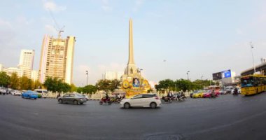 BANGKOK, THAILAND - CIRCA NOVEMBER, 2015: Zafer Anıtı önünde trafik, Fransa-Tayland Savaşı 'ndaki Tayland zaferinin anısına Haziran 1941' de büyük bir askeri anıt dikildi.